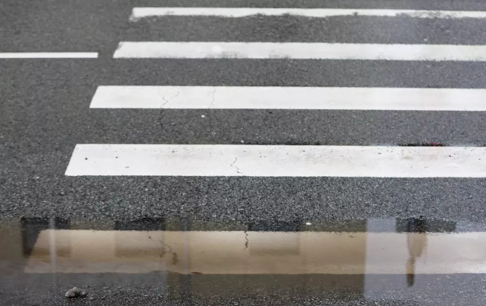 Pie Berģu Mūzikas un mākslas skolas pēc izkāpšanas no autobusa notriekts bērns