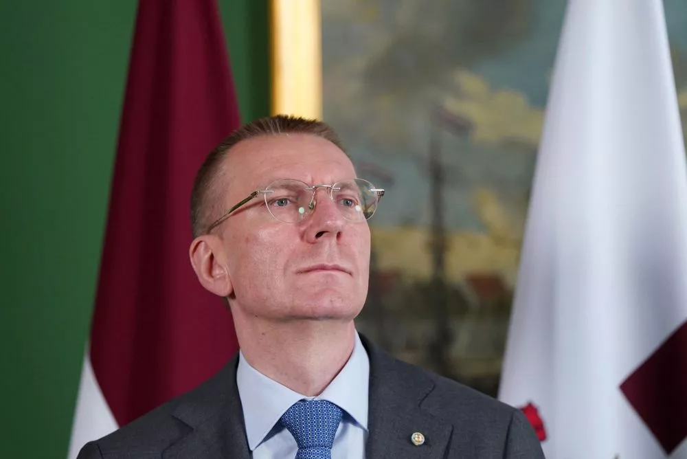 Valsts prezidents apšauba Kariņa lidojumu ar privātajām lidmašīnām samērīgumu