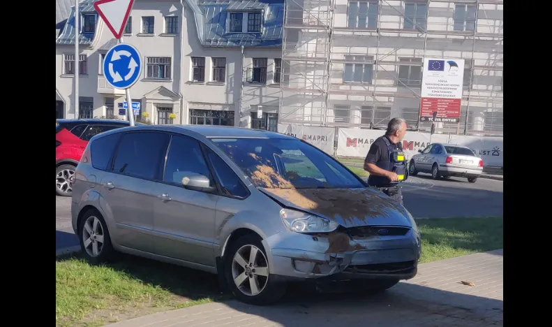 В Эстонии автомобиль въехал в изображающую Зеленского песчаную скульптуру латвийского автора