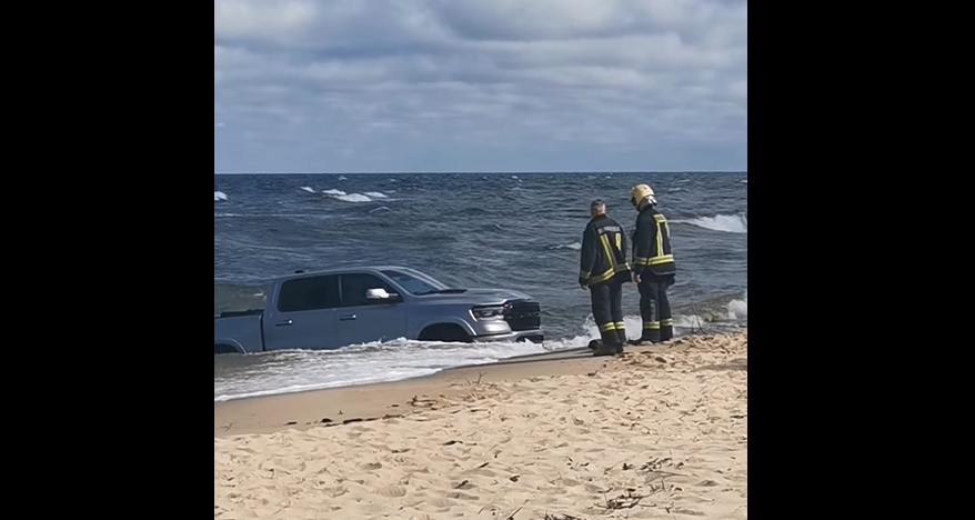 Carnikavā jūrā netālu no krasta atrasta apvidus automašīna ar Baltkrievijas numurzīmēm