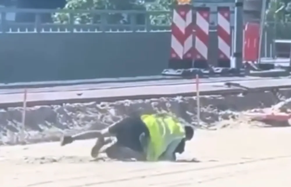Дорога ярости. Рабочие устроили драку на набережной в центре Риги (ВИДЕО)
