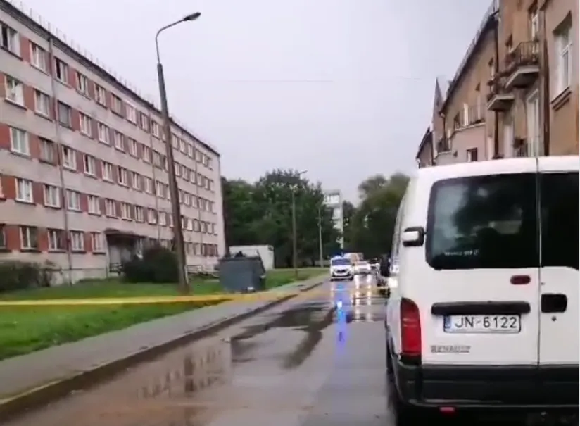 В Ильгюциемсе у мусорных контейнеров нашли похожий на снаряд предмет: улицу оцепили