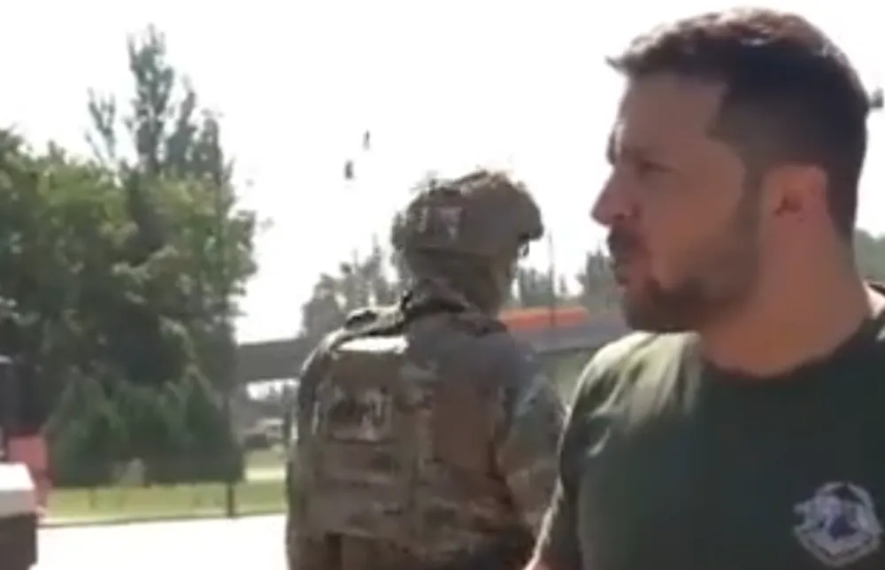 Президенту даже поесть не дают! Зеленский делает селфи со всеми желающими (ВИДЕО)