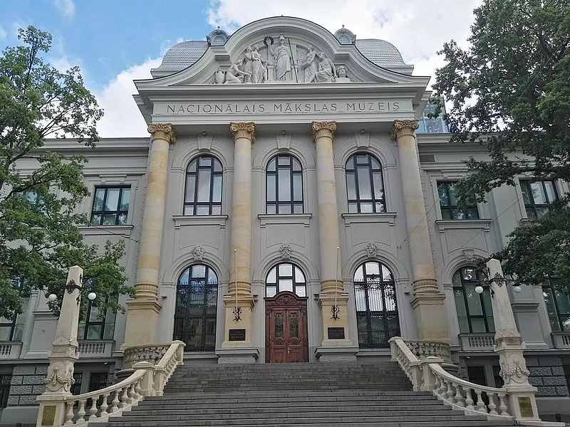 Iepretim Nacionālajam Mākslas muzejam automašīna taranējusi veikala ieeju (FOTO)
