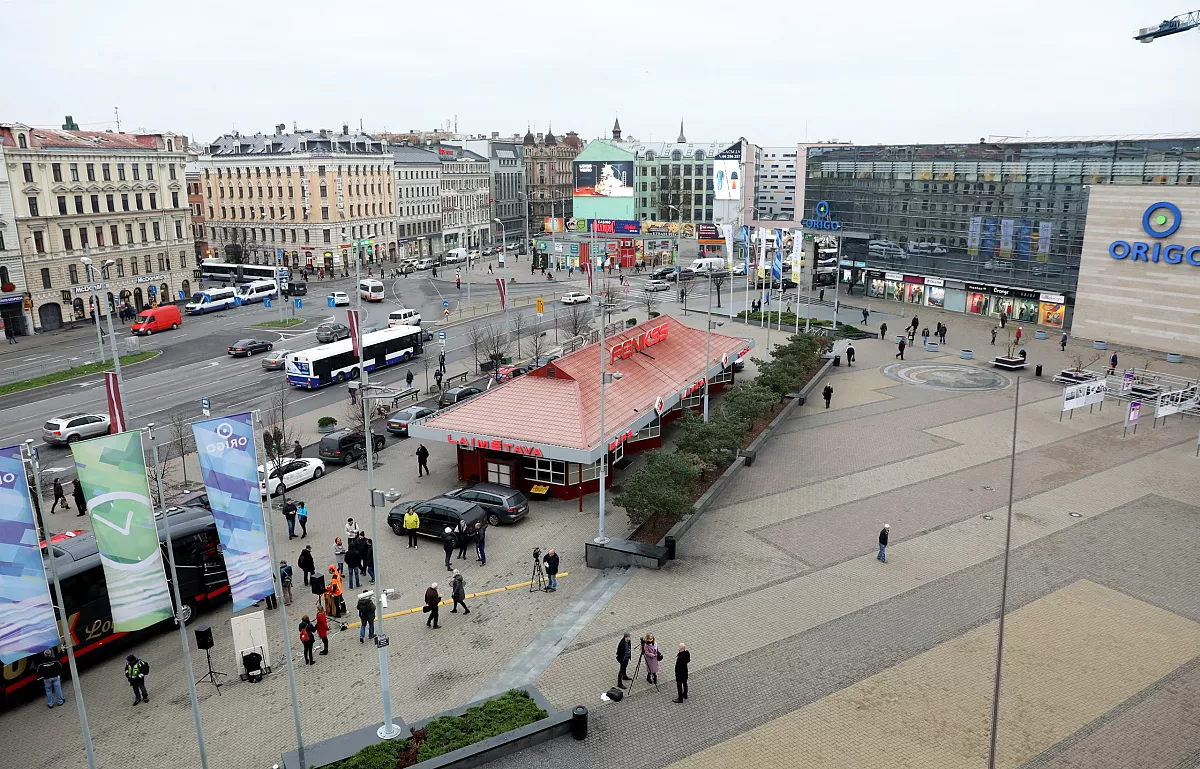 Stacijas laukumā slēgta spēļu zāle «Fenikss»