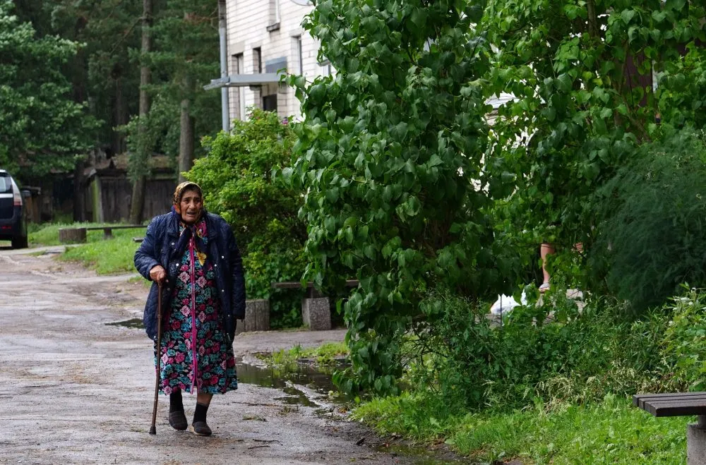 «Очень люблю бабушек!» Мужчина обнял старушку и та лишилась всех денег