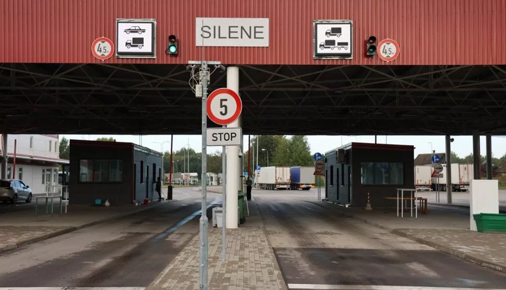 Pasažieru pārvadātāji vairs nedrīkstēs veikt neregulāros pasažieru pārvadājumus uz Baltkrieviju un Krieviju