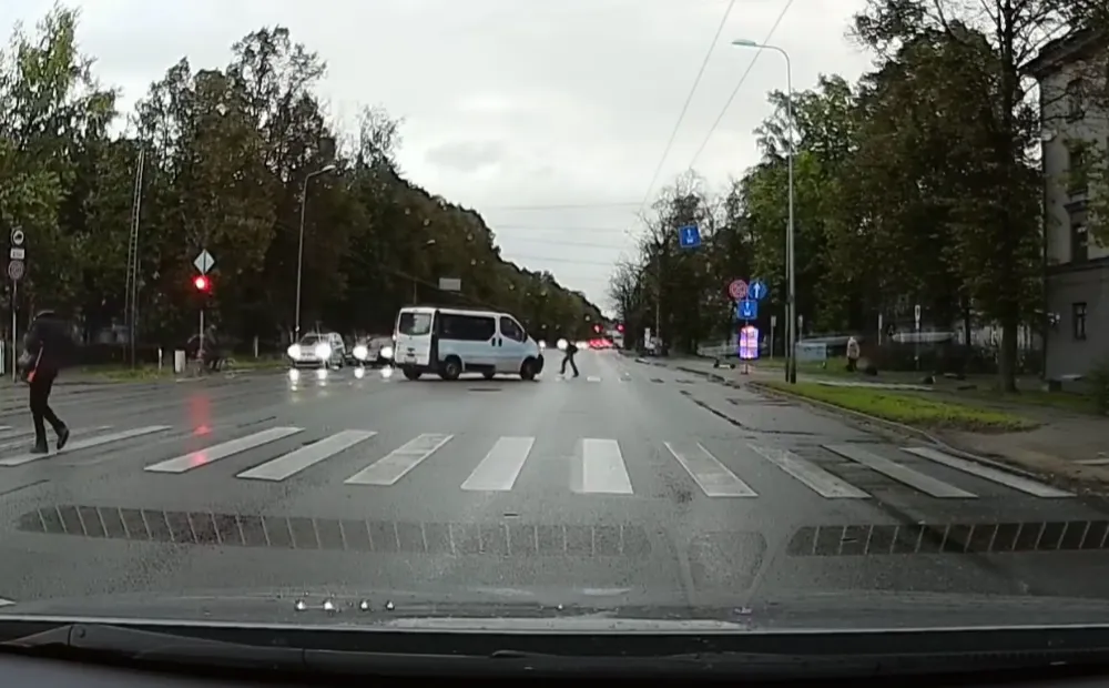 Отбросило на несколько метров! Микроавтобус сбил ребенка на Бривибас гатве (ВИДЕО)