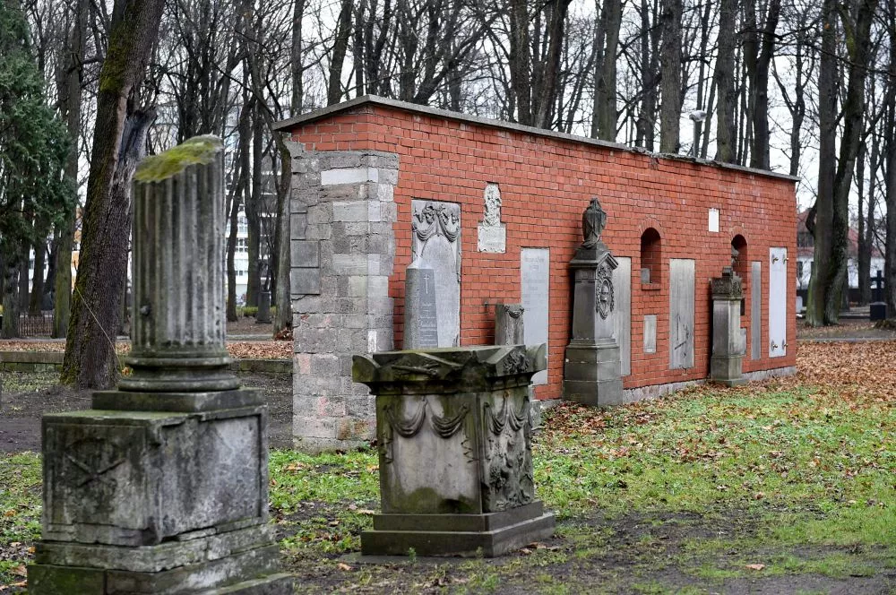 Упали и еще упадут: почему временно закрыли рижское Большое кладбище