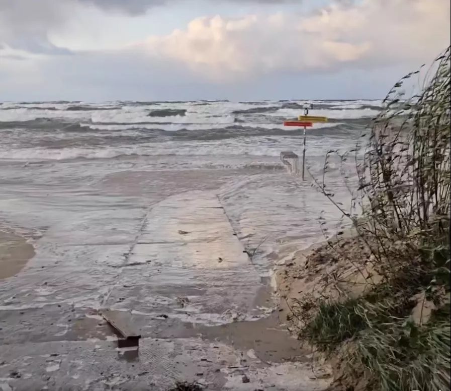Gaidāmā ļoti stiprā lietus un vēja dēļ izsludināti divi sarkanie brīdinājumi