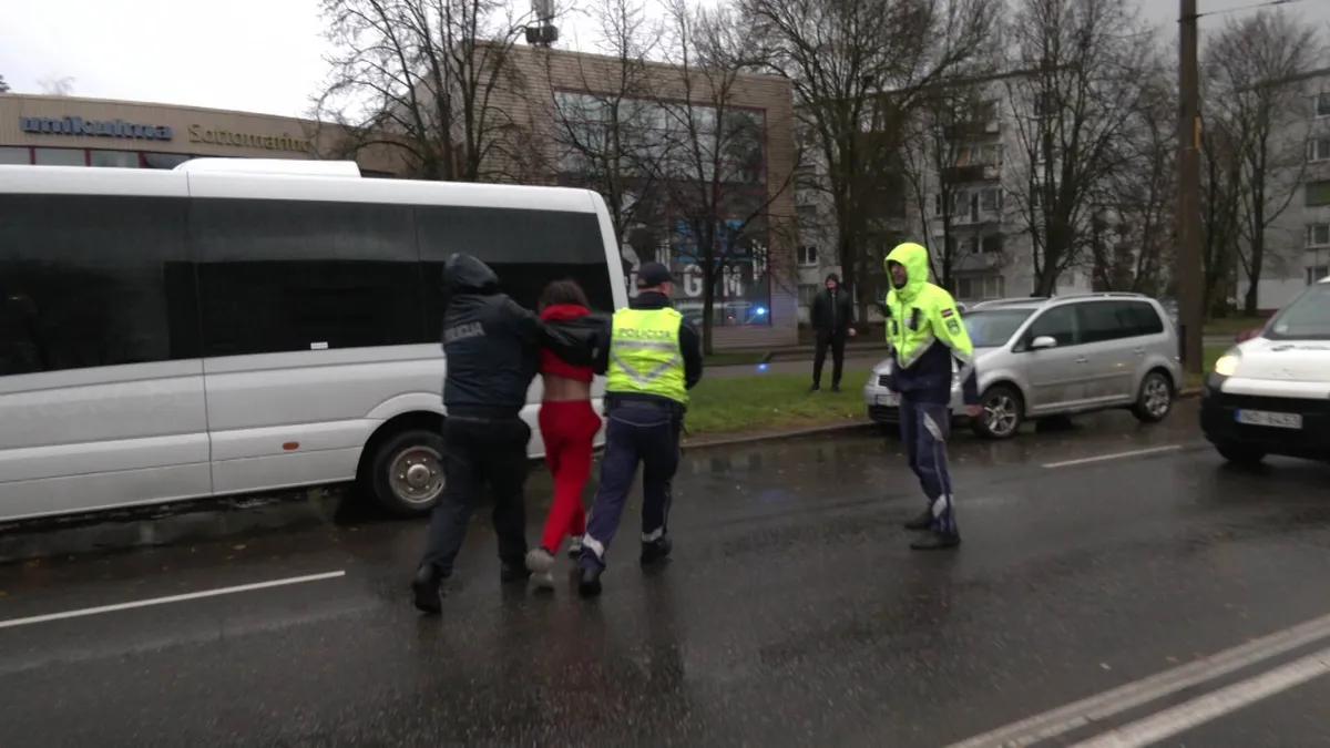 Устроила полиции спектакль: пьяная мать везла двухлетнего сына на шеринговой машине и вызвала ДТП