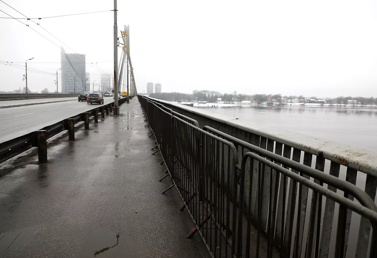 Uz Vanšu tilta ietvēm izveidojušās plaisas neapdraud drošību, pārliecināta Rīgas dome