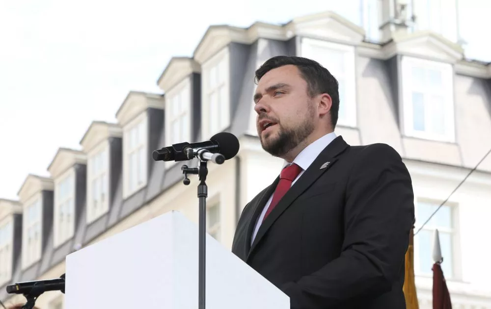NA prasa izglītības ministrei skaidrojumu par tālmācības būtisku ierobežošanu