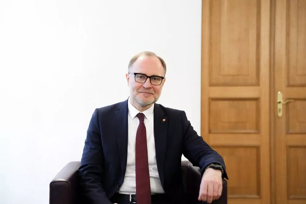 Aizsardzības ministrs atbalsta sieviešu iesaukšanu obligātā kārtā valsts aizsardzības dienestā