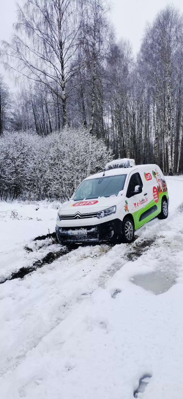 LaTS auto iestieg netīrītā mežā, piegādājot preci
