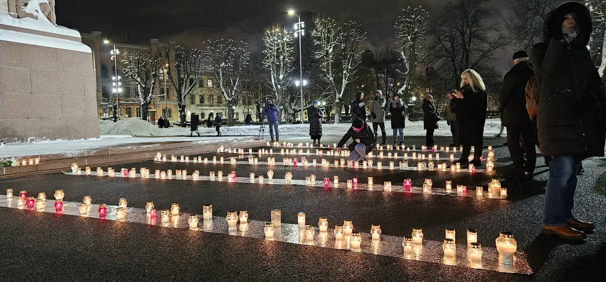 Латвия вспоминает жертв Румбульской трагедии: к Памятнику Свободы свечи принесла и Силиня. ФОТО