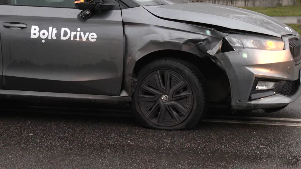 Nepilngadīga iereibusi jauniete Juglā mēģinājusi braukt ar nomas auto