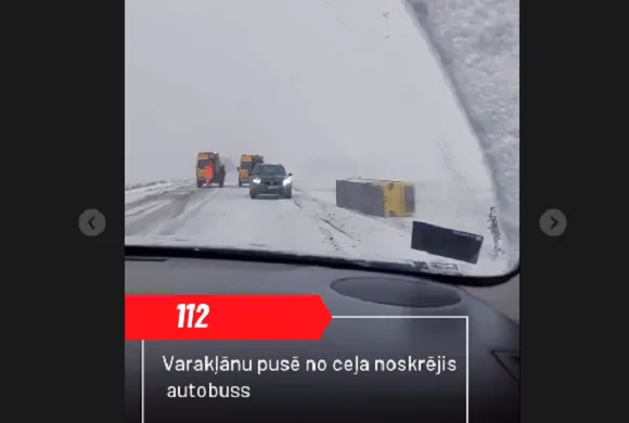 В Видземе перевернулся автобус: один пассажир в больнице (ВИДЕО)