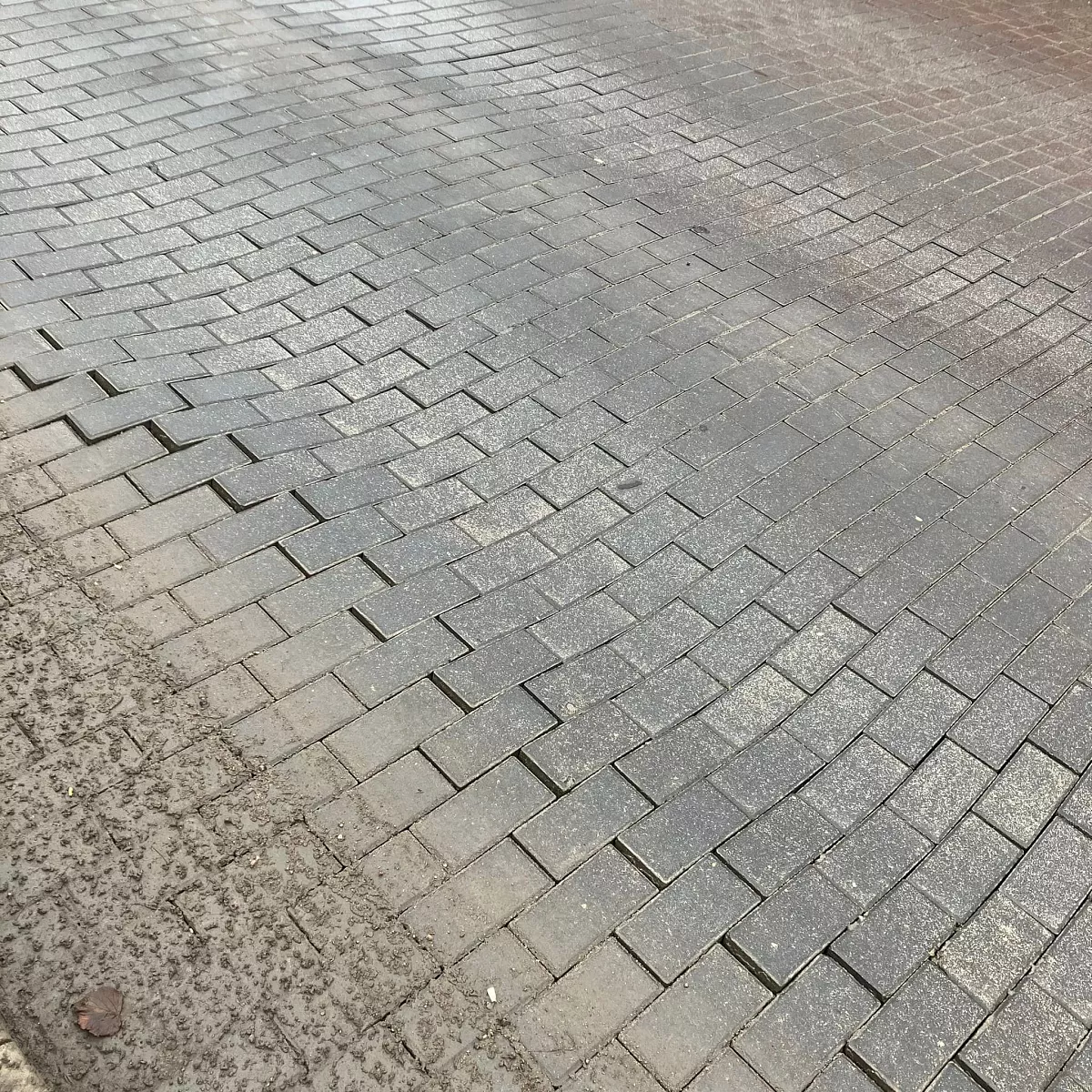 Liepājā slēgs satiksmi K. Zāles laukumā, lai novērstu defektus ceļa segumā