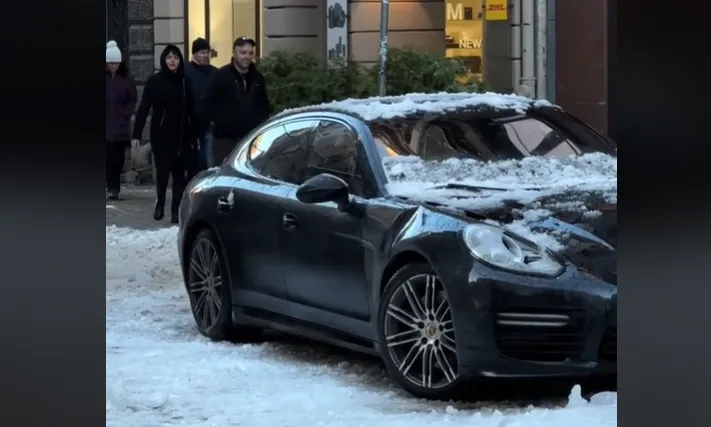 Хорошо, что не на голову: в Старой Риге лёд с крыши помял дорогую машину