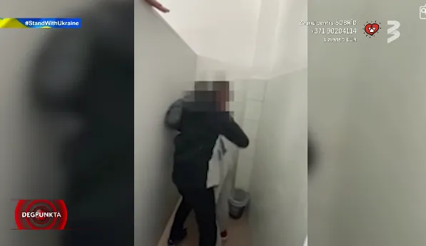 «Включили счетчик»: в школьном туалете парня избили за сигаретный долг (ВИДЕО)