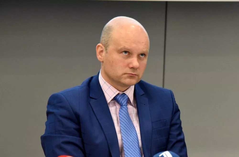 No amata atbrīvo Rīgas pilsētas izpilddirektora padomnieku Knoku