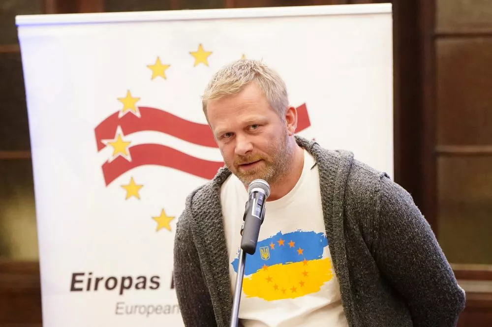 EP deputāts: Aizsardzības nozare arī rada darba vietas, vairo nodokļu maksājumus un attīsta tehnoloģijas