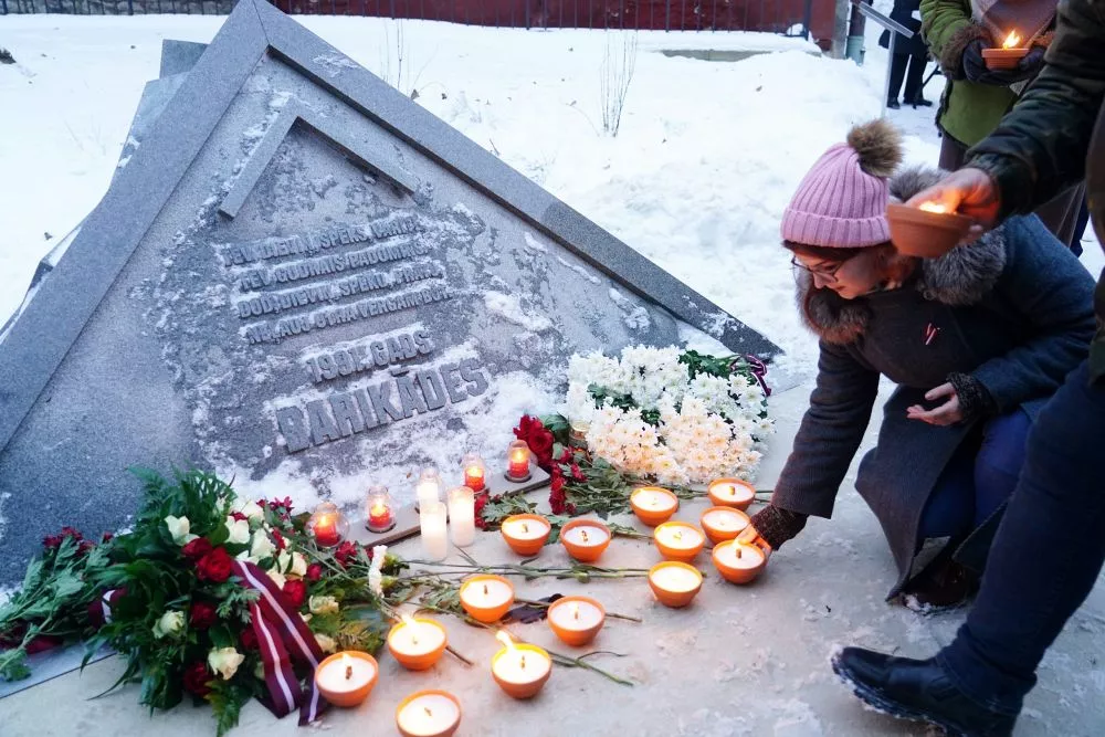 Noliekot ziedus, godina 1991.gada janvāra barikāžu aizstāvjus