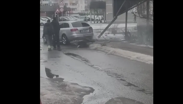 В Даугавпилсе пьяный водитель сбил козырек дома. ВИДЕО