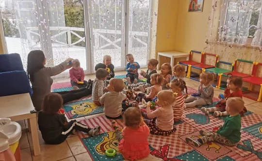 Nepietiekamu valsts valodas zināšanu dēļ varētu liegt strādāt arī algotiem bērnu pieskatītājiem un skolotāju palīgiem