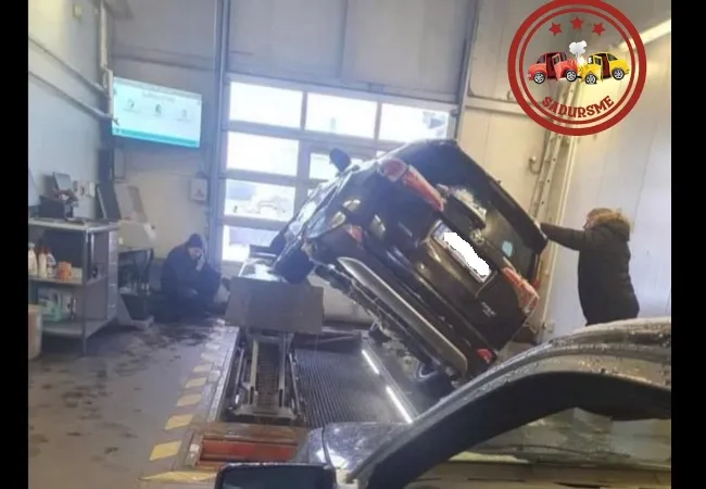 На станции техосмотра в Краславе автомобиль чуть не свалился с подъемника (ВИДЕО)