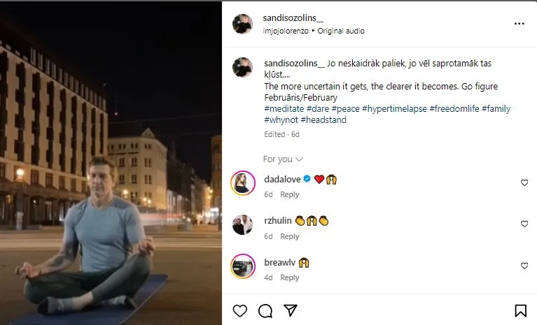 Прохожие в шоке! Сандис Озолиньш медитирует полуголым у памятника Свободы