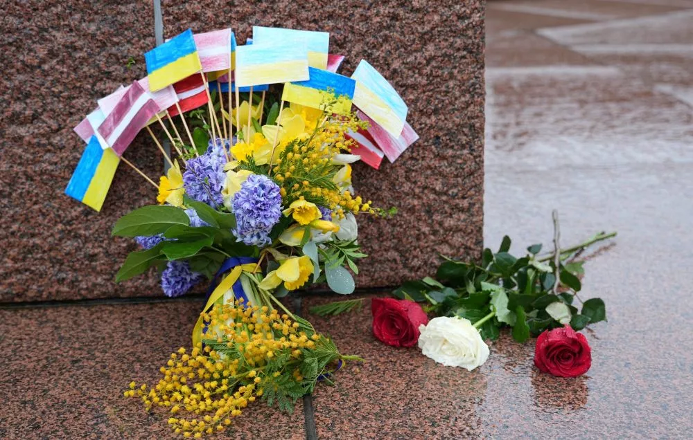 В столице у памятника Свободы собралось несколько сотен человек, чтобы поддержать Украину (ФОТО)
