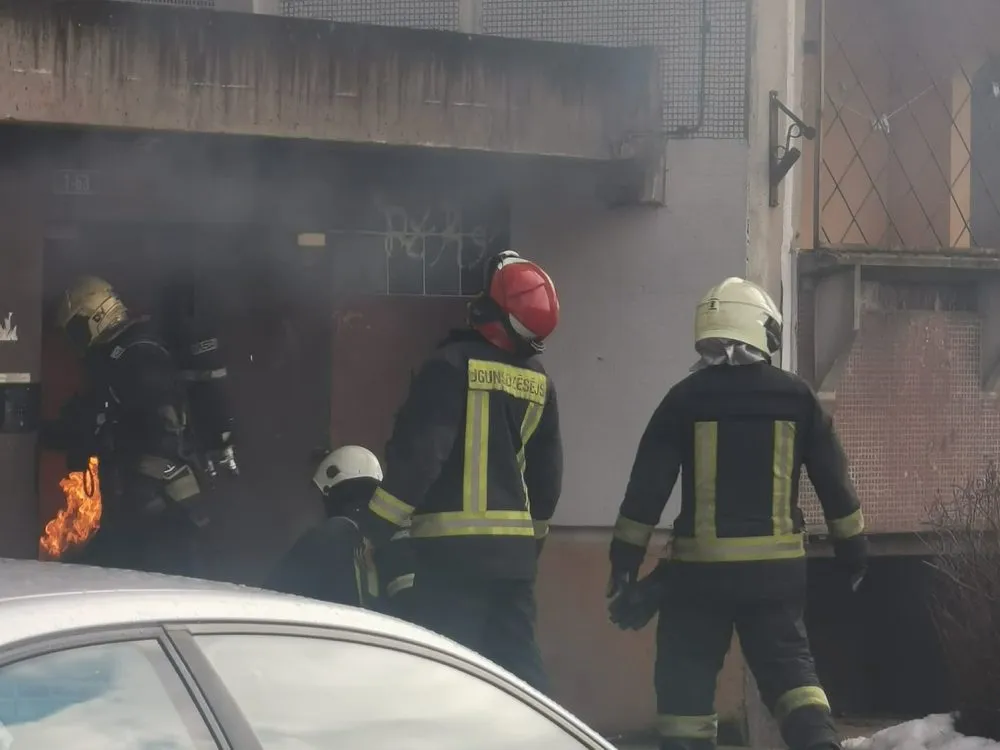 При пожаре в рижской многоэтажке погиб человек