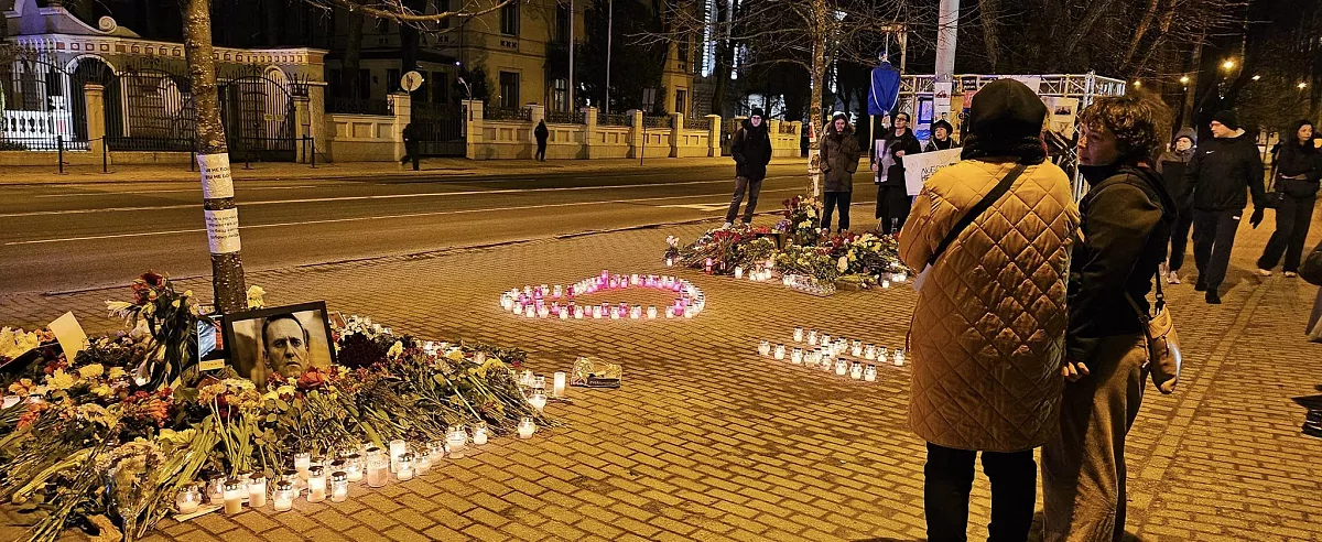 Для латышей он оставался русским: Розенвалдс о слишком формальном прощании с Навальным в Риге