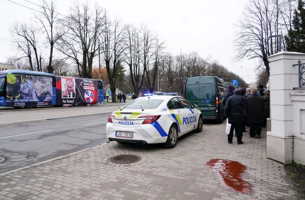 До полудня полиция и погранохрана проверила документы у 351 избирателя; у 14 человек истек срок ВНЖ