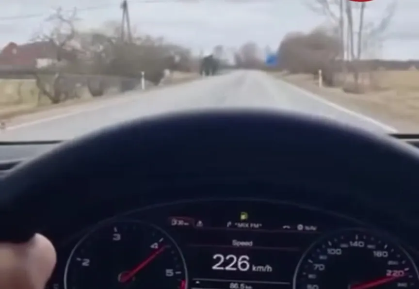 В Тинужи «влетают» на скорости 240 км/ч. Лихач сам похвастался опасной ездой в своем ТикТоке (ВИДЕО)