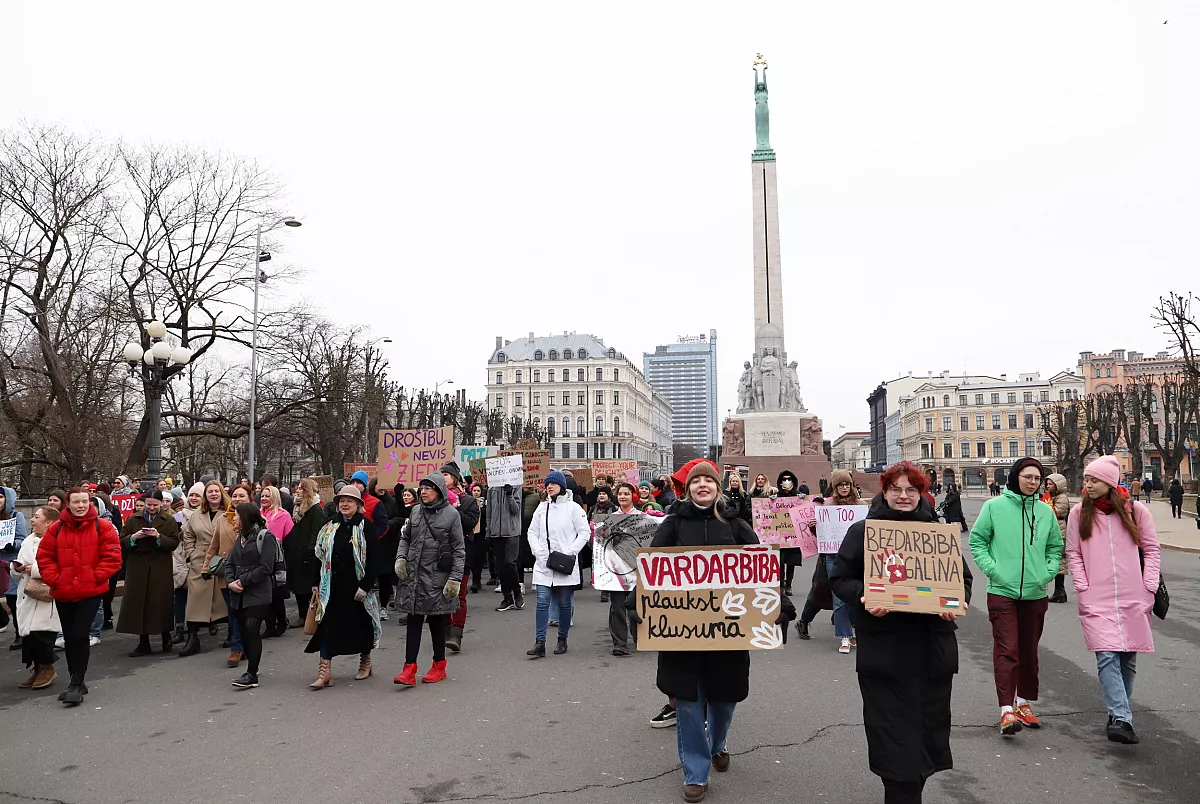 Sieviešu solidaritātes gājiens pulcē ap 150 cilvēku