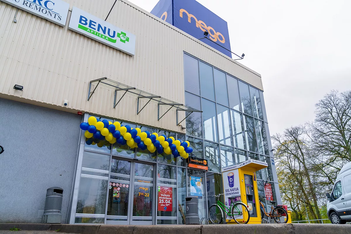 Investējot gandrīz 760 tūkstošus eiro renovācijā, “Mego” atklāj veikalu Carnikavā