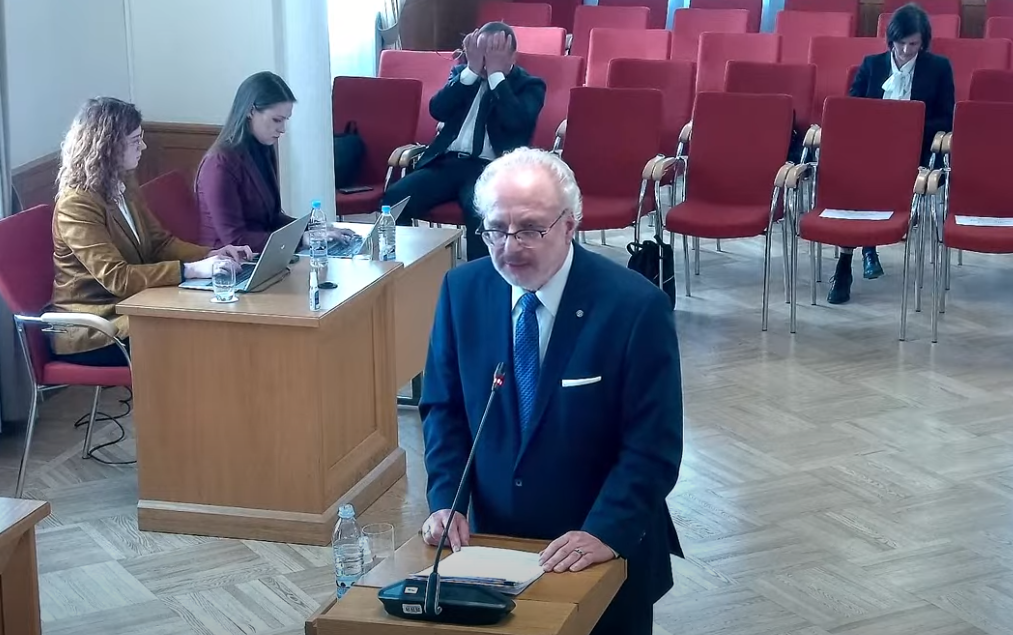 Пусть плачут, лишь бы «сплачивались»: Левитс в суде Сатверсме о тотальном переводе образования на госязык