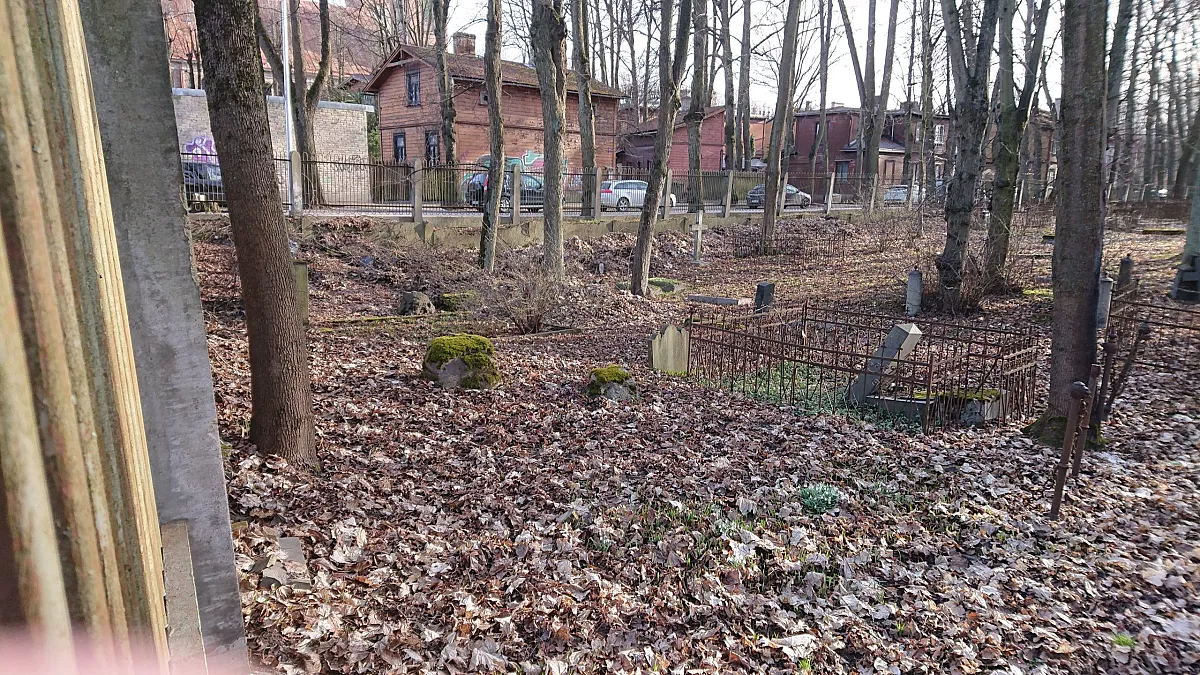 «Очень дорогое удовольствие для города»: на кладбище Мартиня не убирают листья — одна спичка и возникнет пожар