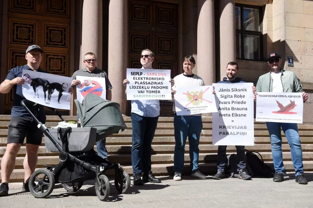 «Если ты человек, если ты латыш — приходи»: в Риге прошёл пикет против русского языка в общественных СМИ. ФОТО