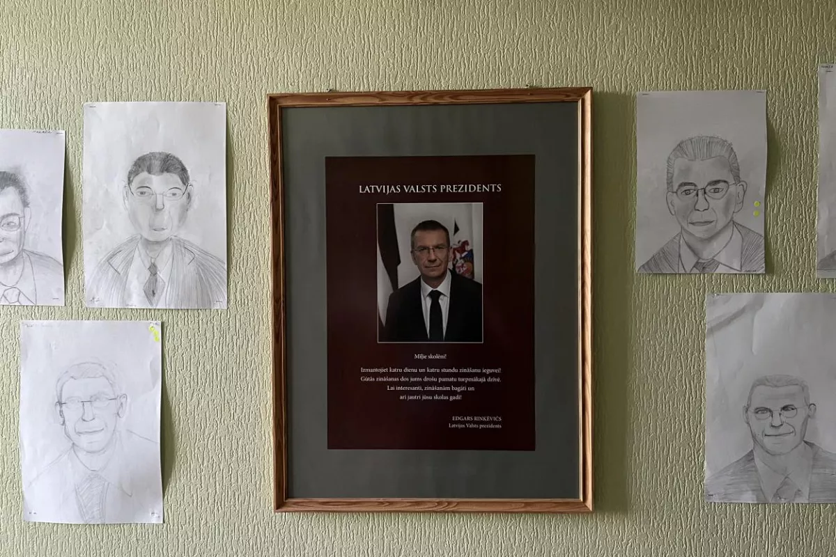 Хорошо, что он не видел: в Приекульской школе — выставка портретов Ринкевича (ФОТО)