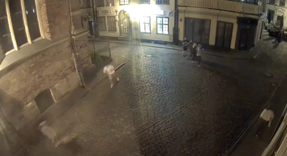 RPP videonovērošanas kamerās pieķer britu tūristus ar iepriekš norautu Ukrainas karogu rokās