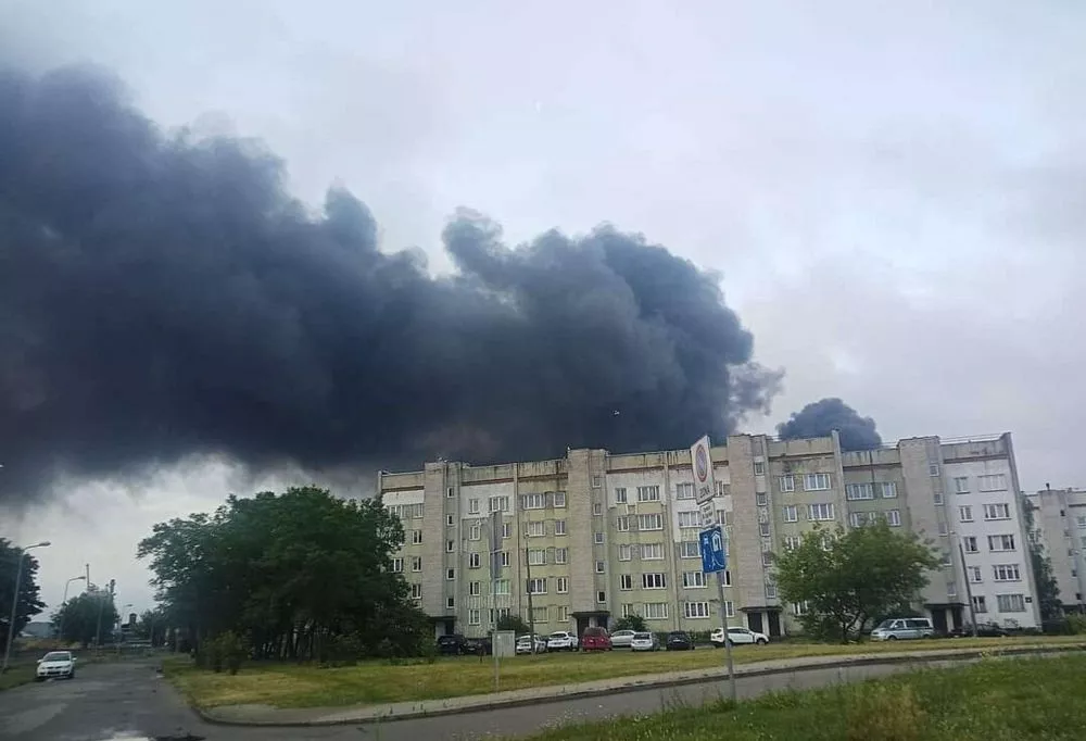 Rīgā turpinās paaugstinātas bīstamības ugunsgrēka autoservisā dzēšana