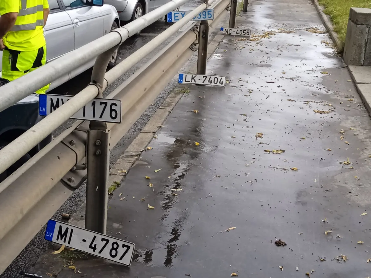 «Бюро находок» у моста. Возможно, один из них — ваш номер, потерянный в гигантской луже? (ФОТО)