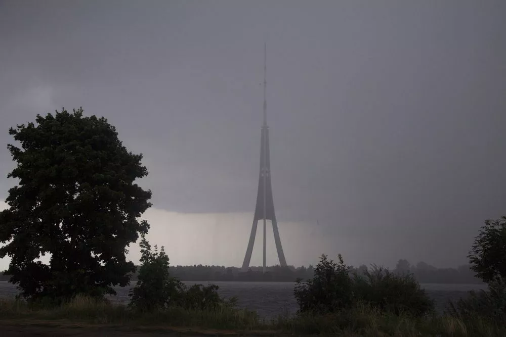 Latvijas rietumu un centrālajos novados ceturtdien iespējamas spēcīgas pērkona lietusgāzes