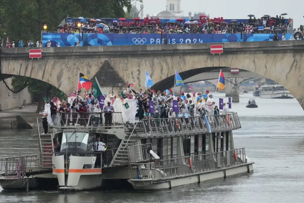 «Очень странное открытие»: что в Латвии думают о церемонии открытия Олимпийских игр в Париже?