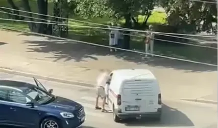 Шокирующее видео: рижский водитель избил другого водителя за неправильный маневр