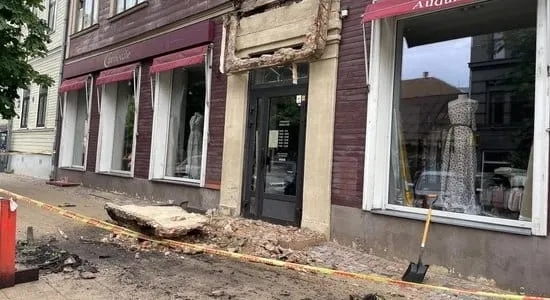 Рухнул балкон жилого дома: прямо на улицу в самом центре Риги